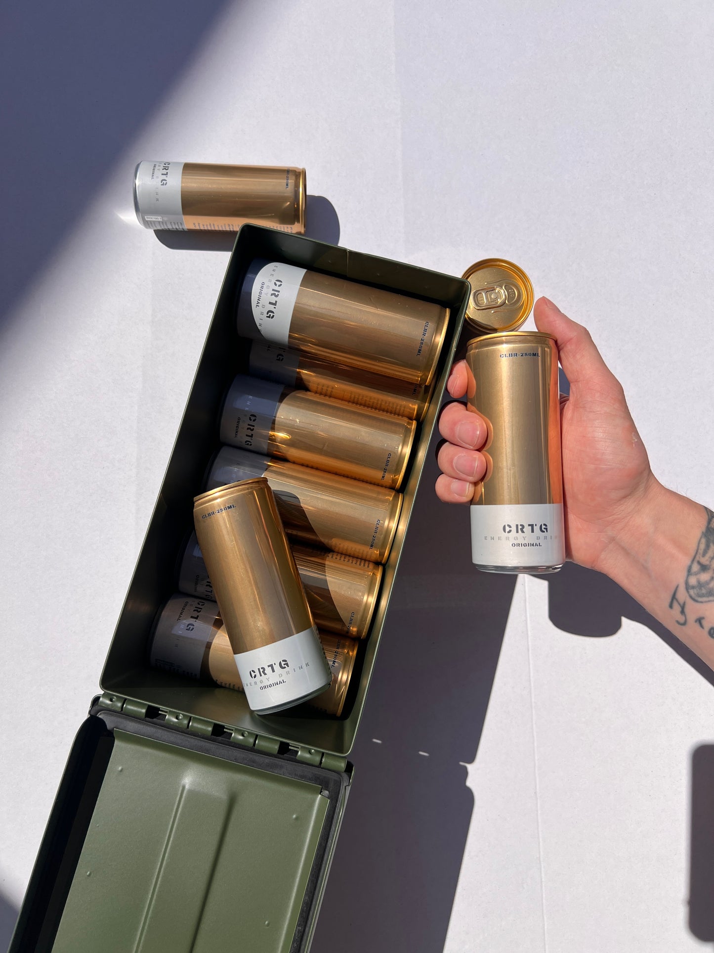 Caixa militar de aço a cor verde personalizada e com 12 latas de bebidas energéticas da CRTG