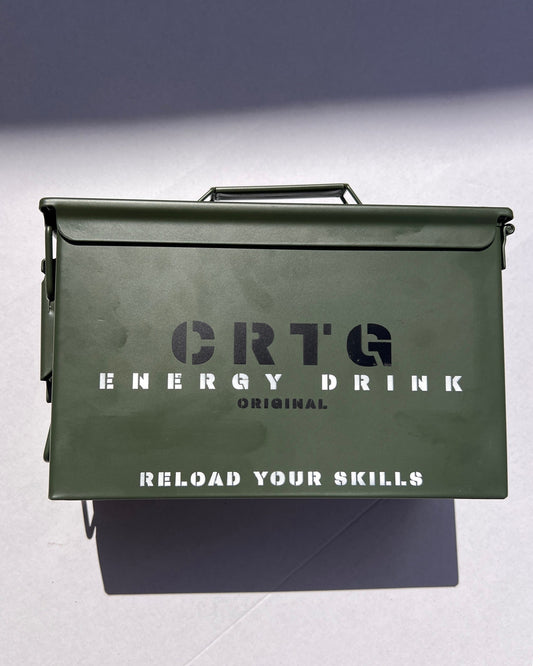 Caixa militar verde personalizada e com 12 latas de bebidas energéticas da CRTG