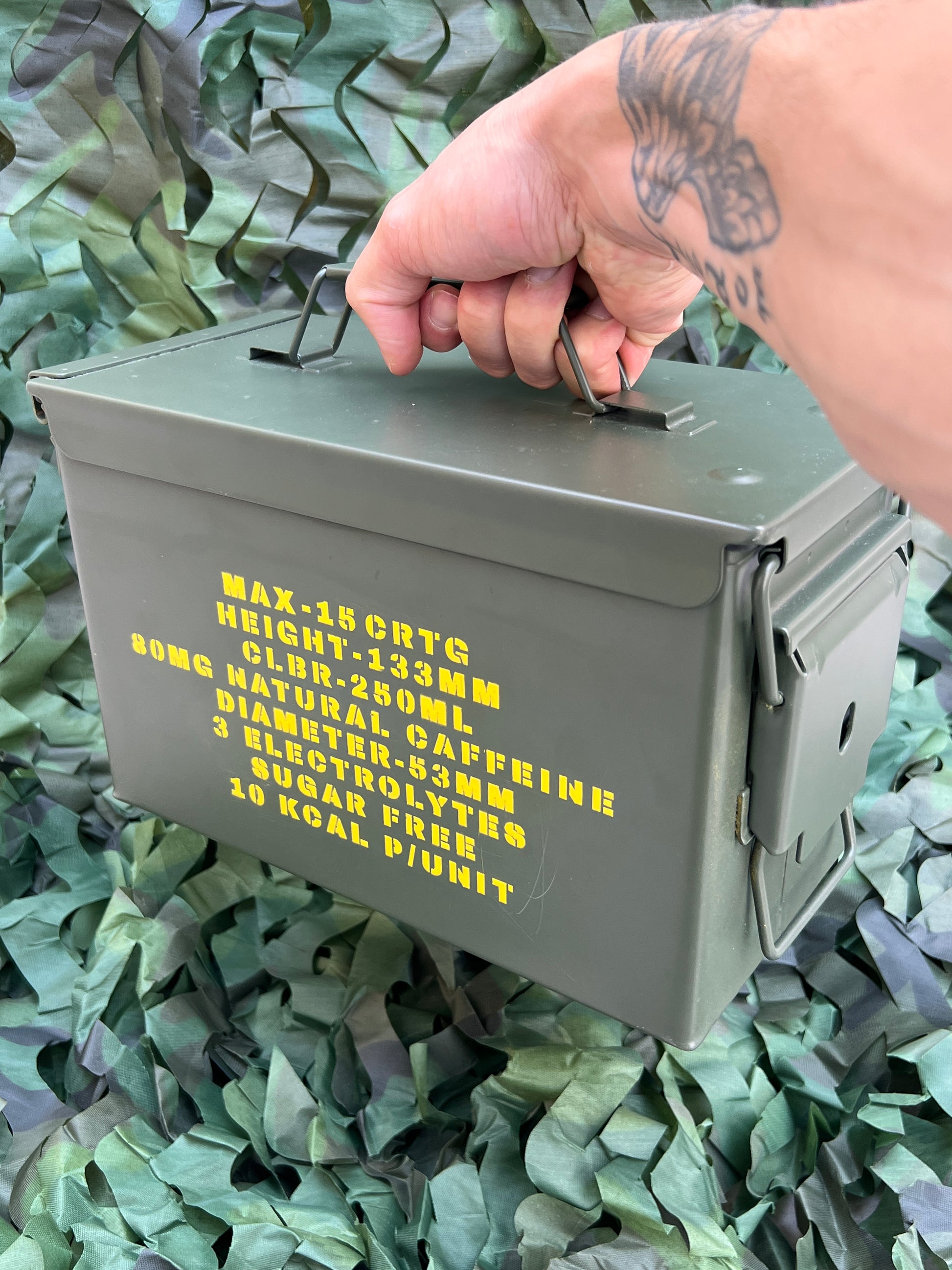 Caixa militar de aço a cor verde personalizada e com 12 latas de bebidas energéticas da CRTG